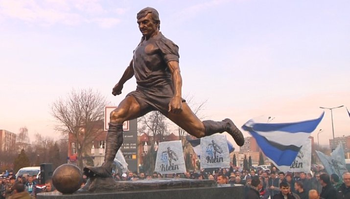 Statuia lui Michale Klein din fața stadionului Corvinului