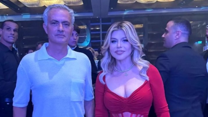 Așa s-a prezentat Mourinho la dineul de dinaintea meciului legendelor. Aici, portughezul s-a fotografiat alături de Loredana Groza