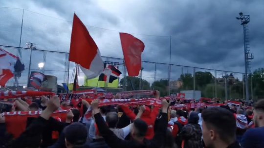 Fanii dinamoviști au făcut spectacol și în afara arenei de la Miercurea Ciuc. Cum și-au încurajat echipa