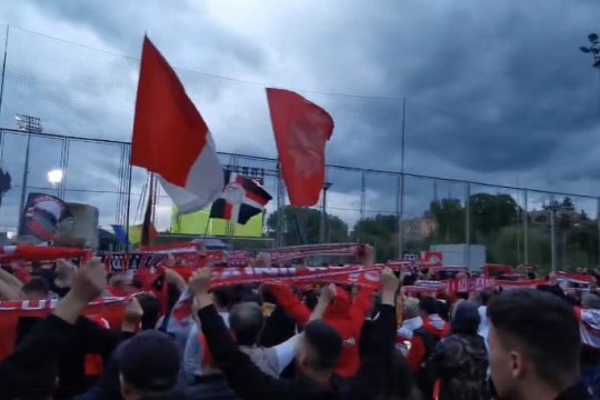 Fanii dinamoviști au făcut spectacol și în afara arenei de la Miercurea Ciuc. Cum și-au încurajat echipa