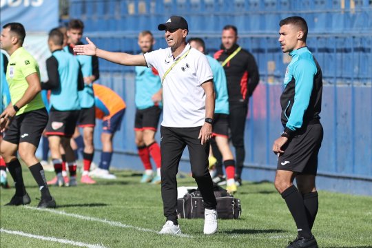 Robert Ilyes, încurcat de strategia clubului la care este antrenor: "Trebuie să mă adaptez, și eu mi-aș dori mai multe"