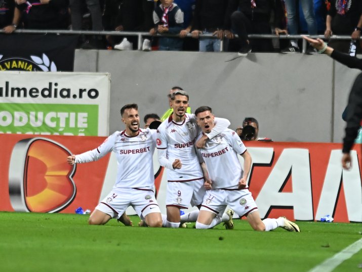 Rrahmani, într-un moment de bucurie alături de colegii săi, după ce a marcat în derby-ul cu FCSB