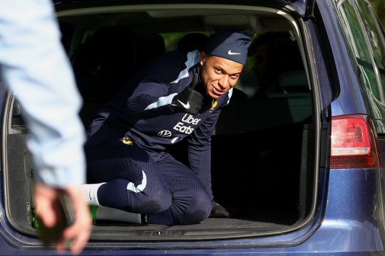Mbappe, transportat în portbagajul unei mașini după ce n-a mai avut loc pe scaune. Imagini memorabile cu starul francez