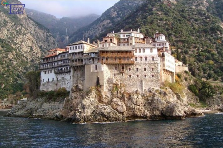 Pe muntele Athos există condiții speciale de intrare pentru cei care doresc să viziteze locurile sfinte