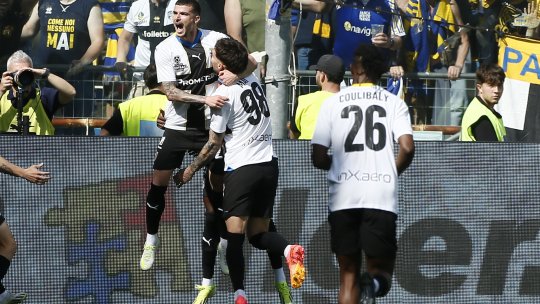 Man și Mihăilă au făcut show la penultimul meci al Parmei în acest sezon. Cum și-au luat la revedere de la fanii care îi vor încuraja din vară în Serie A