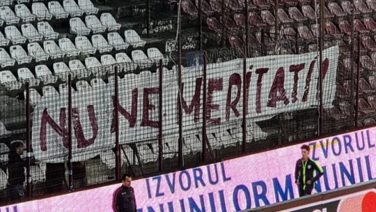 Galeria Rapidului nu a făcut deplasarea la Cluj, dar tot le-a transmis un mesaj fotbaliștilor. Ce banner a fost afișat în peluza goală