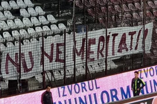 Galeria Rapidului nu a făcut deplasarea la Cluj, dar tot le-a transmis un mesaj fotbaliștilor. Ce banner a fost afișat în peluza goală