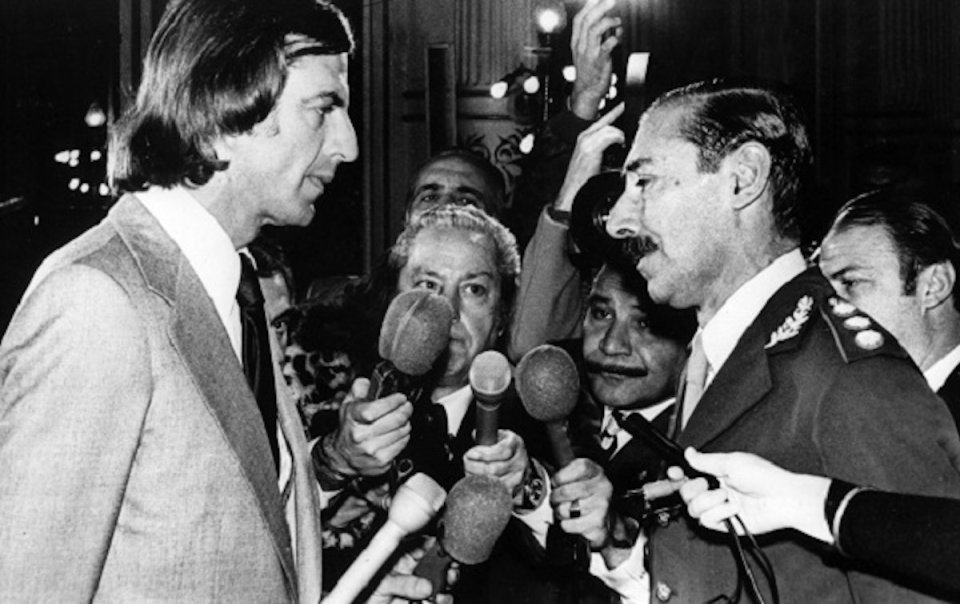 Cesar Menotti se uită fix în ochii dictatorului Videla care-i evită privirea