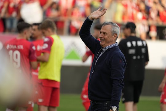 "4-5 jucători o să semneze!" Mircea Rednic, anunț important după ce UTA a câștigat play-out-ul