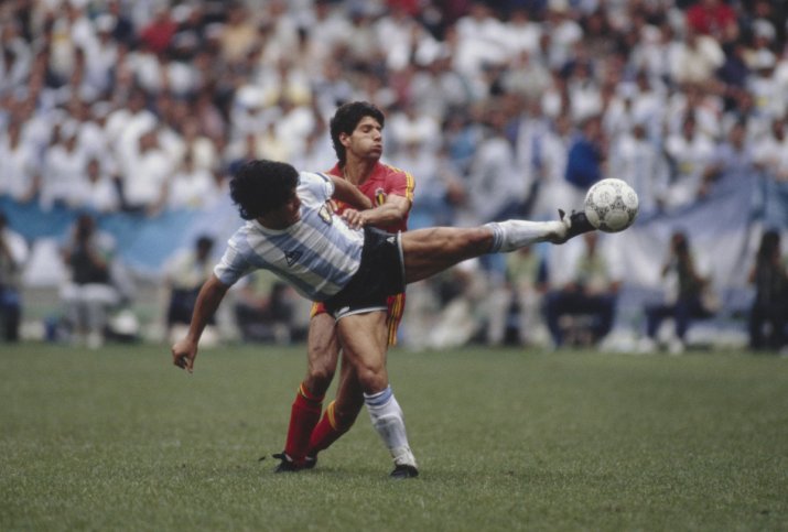 Maradona în duel cu Scifo, duel între cel mai bun jucător și cel mai bun tânăr jucător la Mondialul din 1986