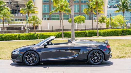 David Popovici a lăsat trotineta pentru un bolid de 200.000 de euro! Ce mașină conduce acum sportivul