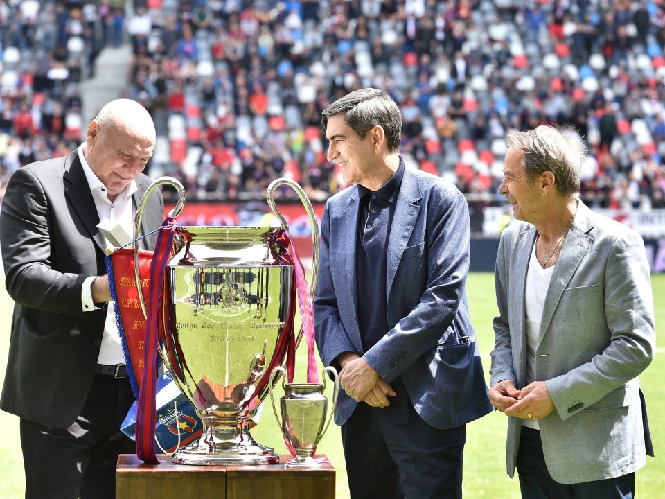 Adrian Bumbescu, Victor Pițurcă și Tudorel Stoica premiați în pauza meciului de fotbal dintre Steaua București și Unirea Slobozia, contând pentru Play-off-ul Ligii a-2-a Casa Pariurilor, desfășurat pe Stadionul Steaua-Ghencea din București, 8 mai 2022