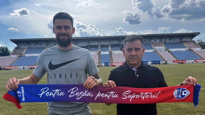 Tudor Călin (stânga) are 23 de ani. A făcut junioratul la Regensburg (Germania), iar în România a mai fost legitimat la Sepsi, Luceafărul Oradea, UTA, Ripensia şi Poli Timişoara