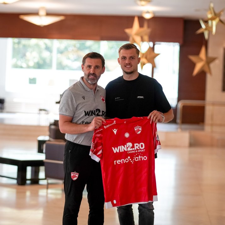 Pașcalău (alături de Kopic) are 20 de ani, o înălțime de 1,89 metri și joacă fundaș central. A semnat cu Dinamo un acord valabil până în vara lui 2029