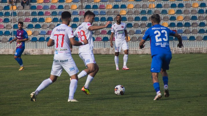 Înainte de a pleca în cantonamentul din Turcia, sibienii au câștigat amicalul cu Gloria Buzău, 1-0, gol Bejan (cu fața, plan secund)