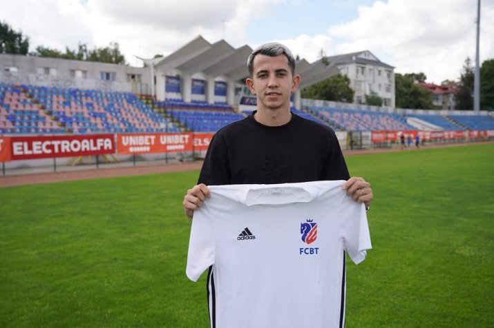 Mijlocașul argentinian Gastón Manuel "Chapi" Romano (26 de ani) a crescut la juniorii lui River Plate. În Europa a mai jucat în Italia și Portugalia