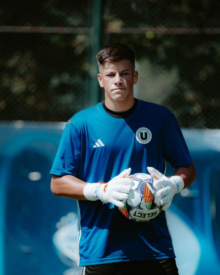 Denis Moldovan (19 ani) a început fotbalul la U Cluj. Ulterior, a mai fost legitimat la Viitorul Cluj, Corvinul, Chiajna și Poli Timișoara și Olimpia Satu Mare