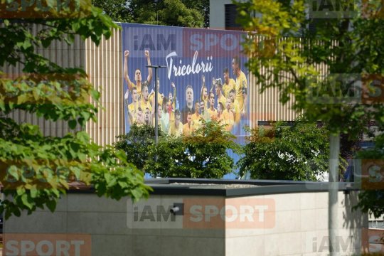 Hotelul României, păzit ca Fort Knox-ul! Stewarzi, poliție + acces interzis: ”Nu puteți intra!” Mesajul special afișat în curte