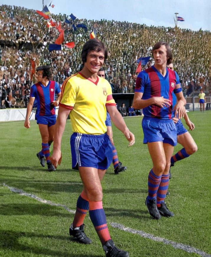 Liță Dumitru, căpitanul României, alături de legendarul Johan Cruyff la meciul dintre Steaua și Barcelona, disputat în anul 1974