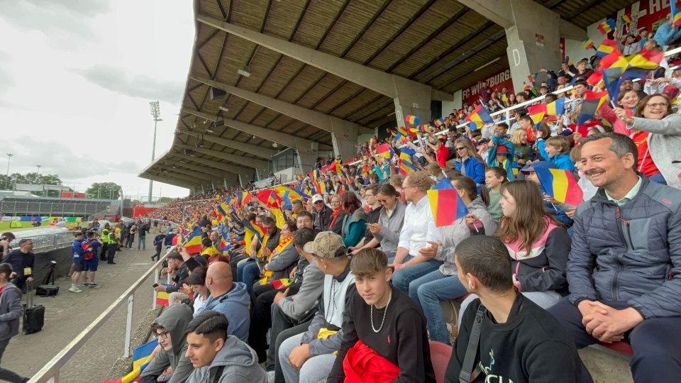 O tribună întreagă a fost ocupată de fanii naționalei la prima ședință de pregătire din cantonamentul german