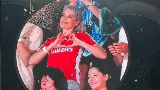 Moment fabulos la concertul Coldplay! Mesajul primit de o fană, îmbrăcată în tricoul lui Arsenal, de la trupă: ”El e fan Tottenham!”
