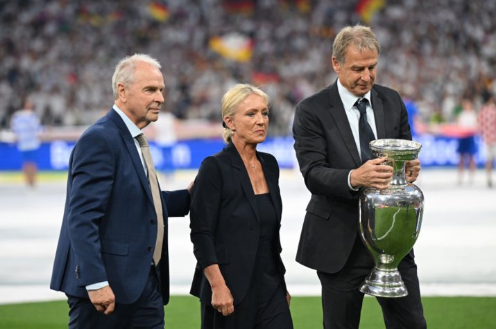 Soția lui Beckenbauer, Heidi, alături de Bernard Dietz (stânga) și Jurgen Klinsmann (dreapta)