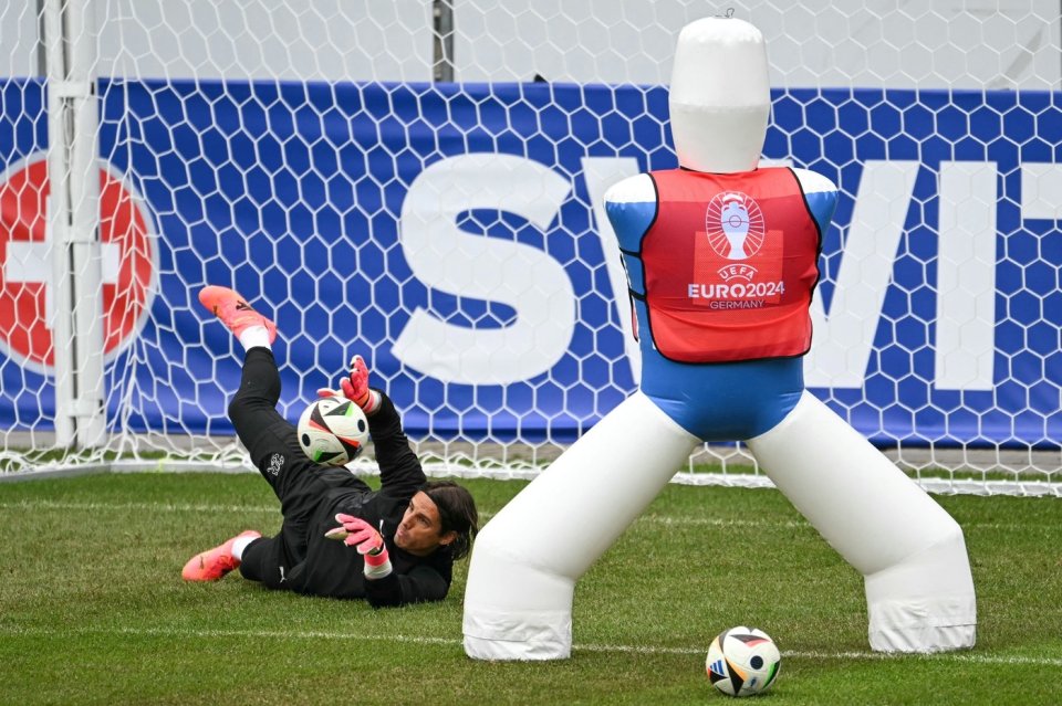 Yann Sommer, portarul  Elveției, la antrenament pe Stadion auf der Waldau din Stuttgart, baza de pregătire a echipei la EURO 2024, Germania,14 iunie 2024