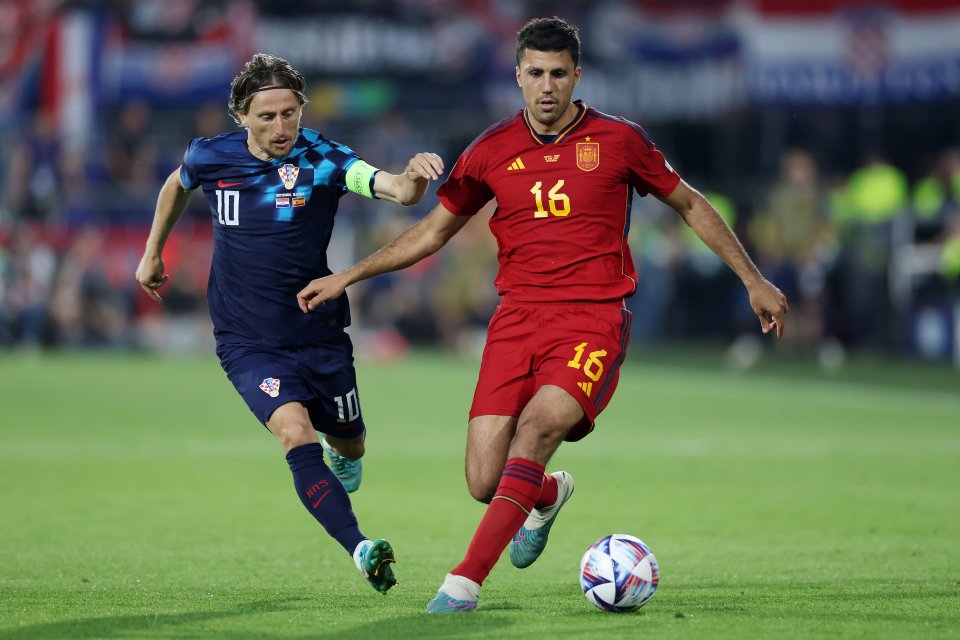 Luka Modric (Croația, în albastru) în duel cu Rodri (Spania) în finala UEFA Nations League 2022/23, stadionul ”De Kuip”, Rotterdam, Țările de Jos, 18 Jiunie 2023