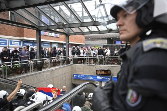 Cântecul care putea să stârnească un război de stradă înainte de Anglia - Serbia. Cu cine s-au aliat huliganii din insulă ca să îi atace pe sârbi