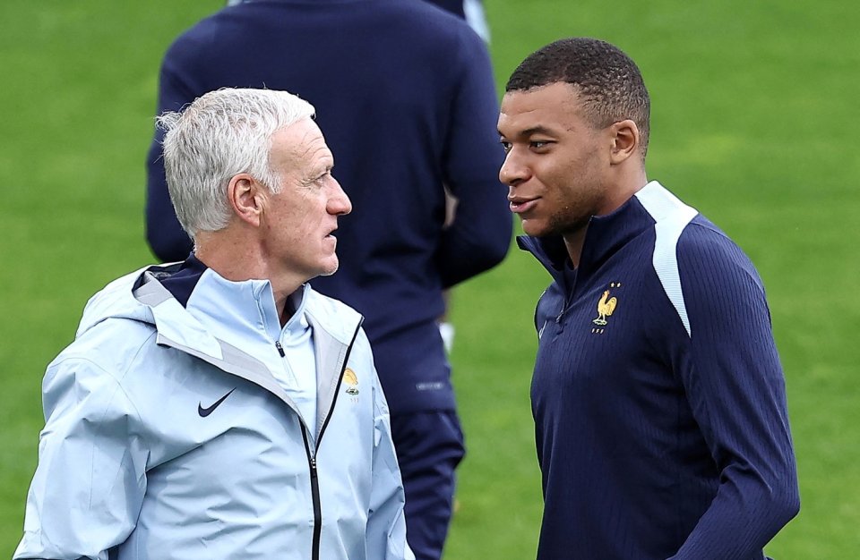 Selecționerul Franței, Didier Deschamps (stînga), vorbeșe cu Kylian Mbappe la antrenamentul oficial înaintea debutului la EURO 2024 contra Austriei, stadionul ”Paul Janes” din Duesseldorf, Germania, 16 iunie 2024