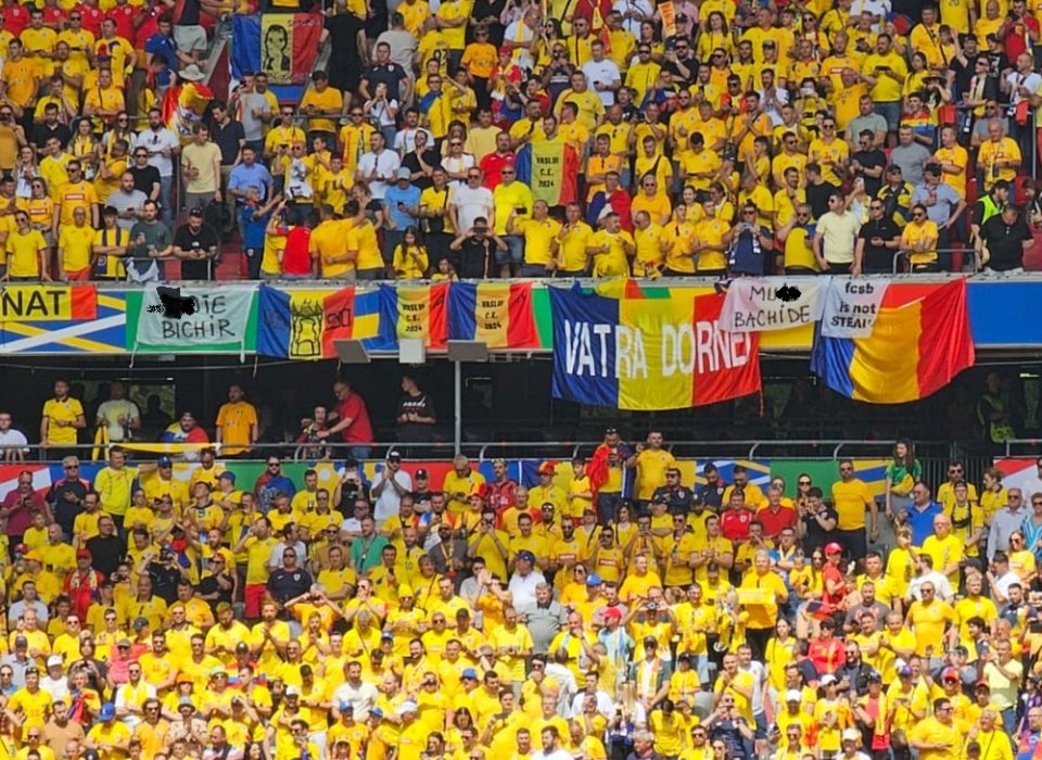 Bannerele surprinse pe stadion în sectorul ocupat de fanii români