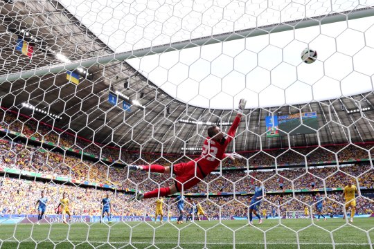 Stanciu, sângele nostru galben! România învinge Ucraina, scor 3-0, de o manieră entuziasmantă! Cristian Munteanu scrie cronica acestui meci de poveste
