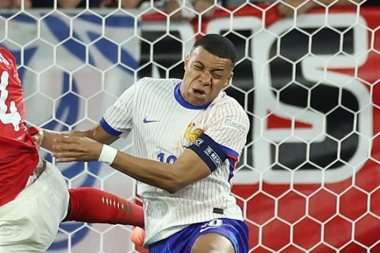 S-a terminat Euro pentru Mbappe? Starul Franței a părăsit terenul în sânge, după ce și-a rupt nasul. Imagini șocante cu noul ”galactic”