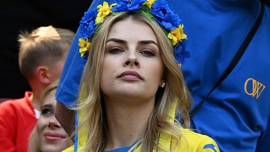 Cine este tânăra care a întors privirile la România - Ucraina 3-0. Are 28 de ani și a fost jurnalistă