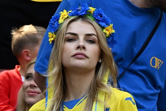 Cine este tânăra care a întors privirile la România - Ucraina 3-0. Are 28 de ani și a fost jurnalistă