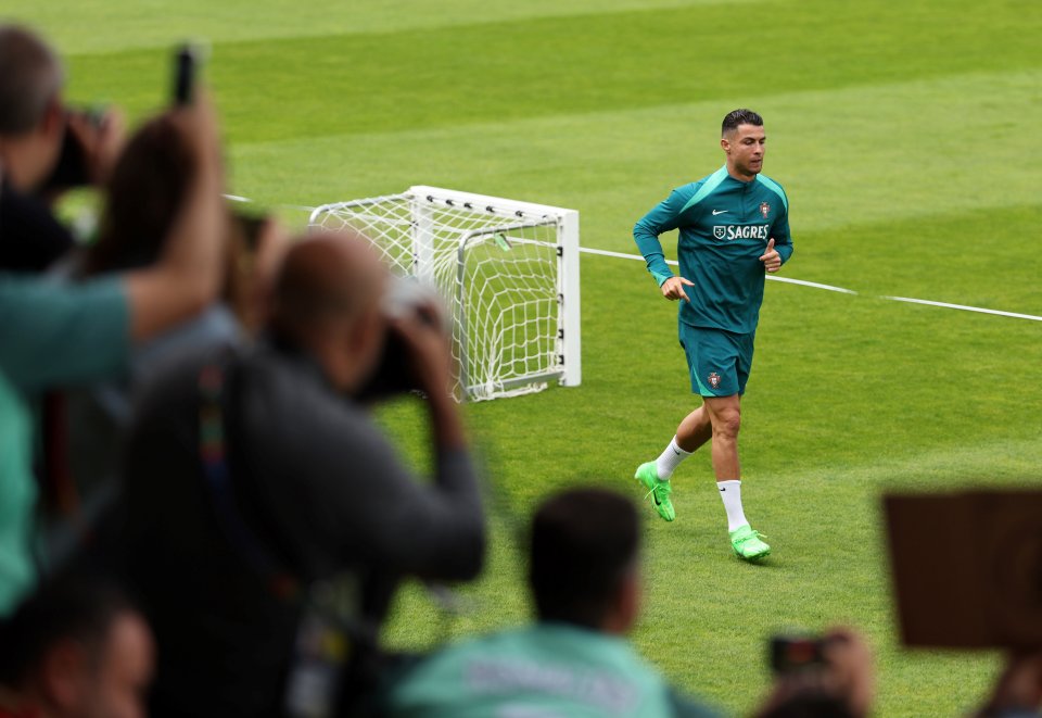 Fanii Portugaliei îl urmăresc pe Cristiano Ronaldo la antrenament, în baza de pregătire a lusitanilor la EURO 2024, Heidewaldstadion din Guetersloh, Germania, 14 iunie 2024