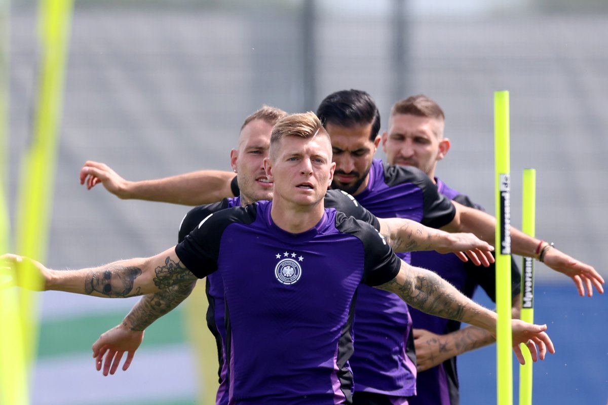 Toni Kroos (Germania, în prim plan) în timpul unui antrenament la Herzo-Base, Herzogenaurach, Germania, 18 iunie 2024