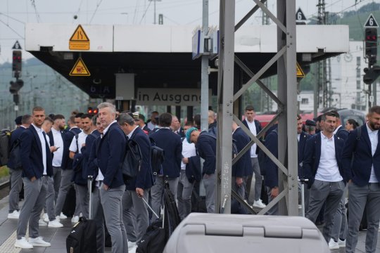 Jucătorii României au plecat spre Koln. Suporterii au făcut spectacol la gară | FOTO
