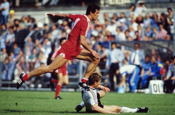 Cami, în plin fuleu, contra Germaniei Federale la Euro 1984. La pământ e Karlheinz Förster, unul dintre cei mai valoroși fundași în anii '80, campion european și dublu vicecampion mondial cu RFG