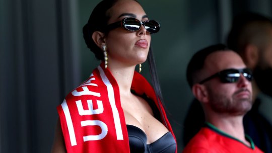 Imagini spectaculoase cu Georgina Rodriguez, partenera lui Cristiano Ronaldo. Ținuta decoltată cu care s-a afișat la Portugalia - Turcia