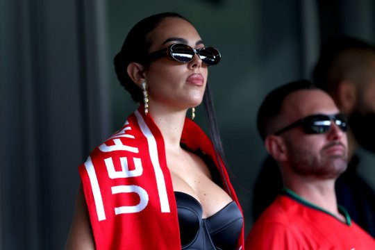 Imagini spectaculoase cu Georgina Rodriguez, partenera lui Cristiano Ronaldo. Ținuta decoltată cu care s-a afișat la Portugalia - Turcia