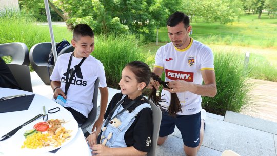 Jucătorii naționalei au fost vizitați de familii în cantonamentul de la EURO 2024. Imagini incredibile cu Denis Alibec și Florin Niță