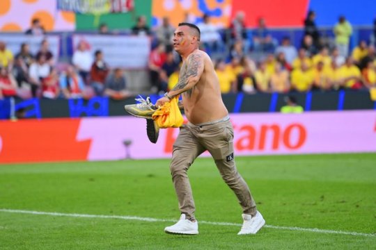 UEFA n-a stat la discuții cu fanul care a venit să recupereze adidașii la meciul cu Belgia + Mesaj amuzant pentru Nicușor Stanciu