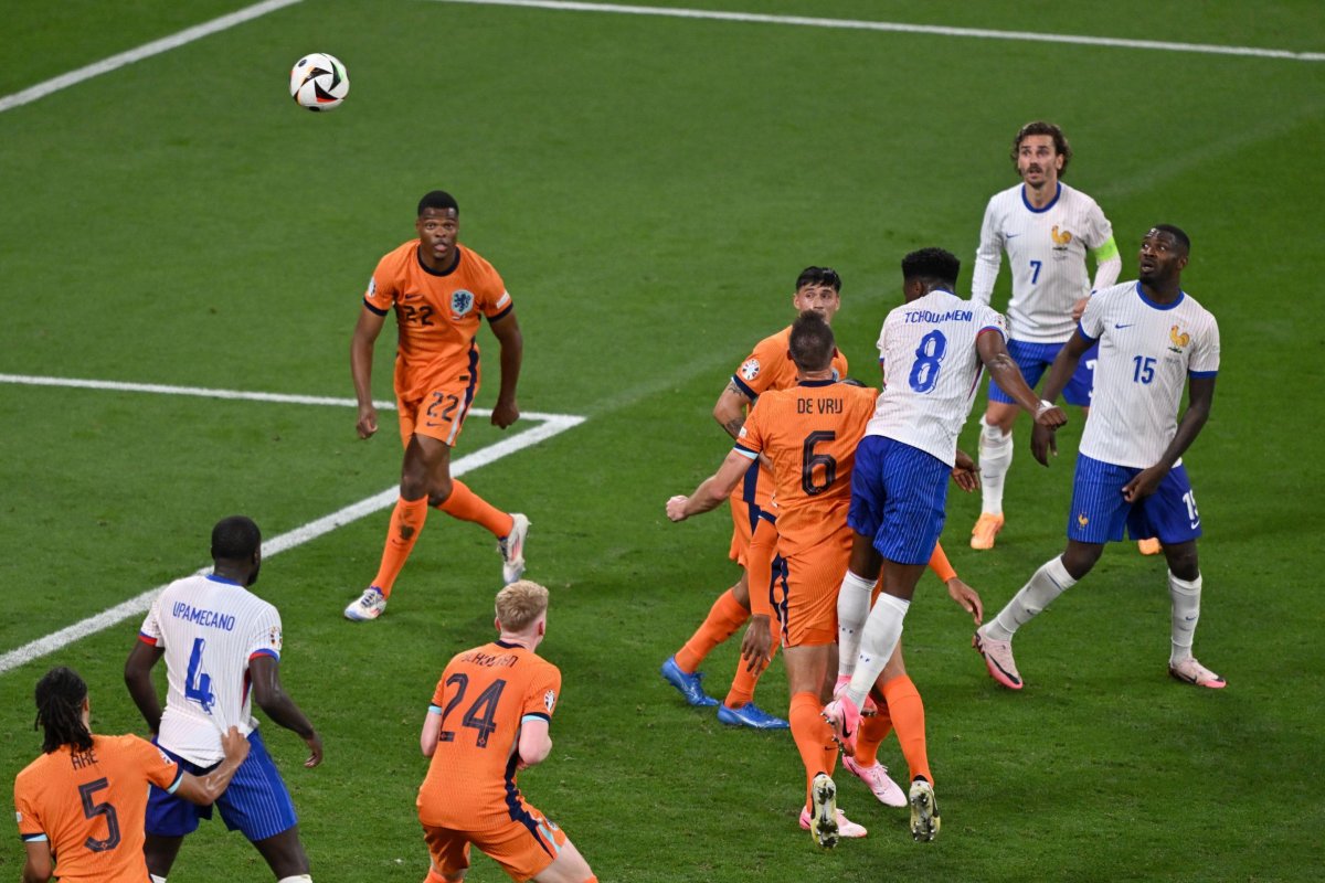 Franța și Olanda au patru puncte în Grupa D, Austraia are trei, iar Polonia are zero