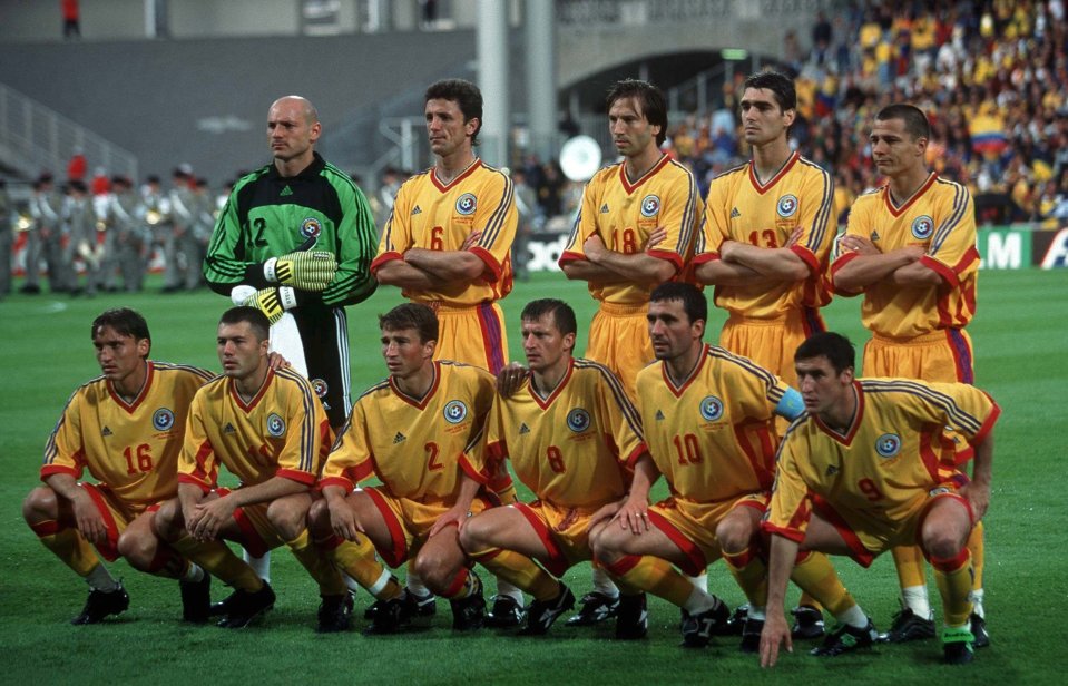 Una dintre formulele de start ale naționalei la finalul anilor '90: Stelea, Gică Popescu, Filipescu, Ciobotariu, Gâlcă (sus), Gabi Popescu, Adi Ilie, Petrescu, Munteanu, Hagi, Moldovan (jos)