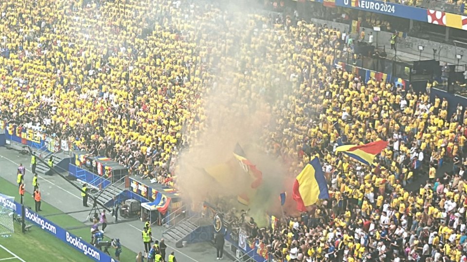 Fumigene aprinse de români pe stadeion la partida cu Slovacia