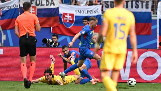 Inspirație divină pentru Edi Iordănescu? Titular în premieră la Euro, Ianis Hagi a scos penalty-ul care poate califica România. A fost nevoie de VAR pentru a fi acordat