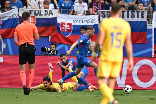 Inspirație divină pentru Edi Iordănescu? Titular în premieră la Euro, Ianis Hagi a scos penalty-ul care poate califica România. A fost nevoie de VAR pentru a fi acordat