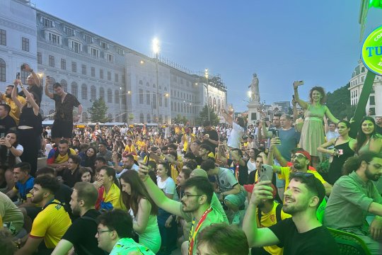 Bucurie în stradă ca pe vremuri. Fanii naționalei sărbătoresc performanța tricolorilor la Universitate