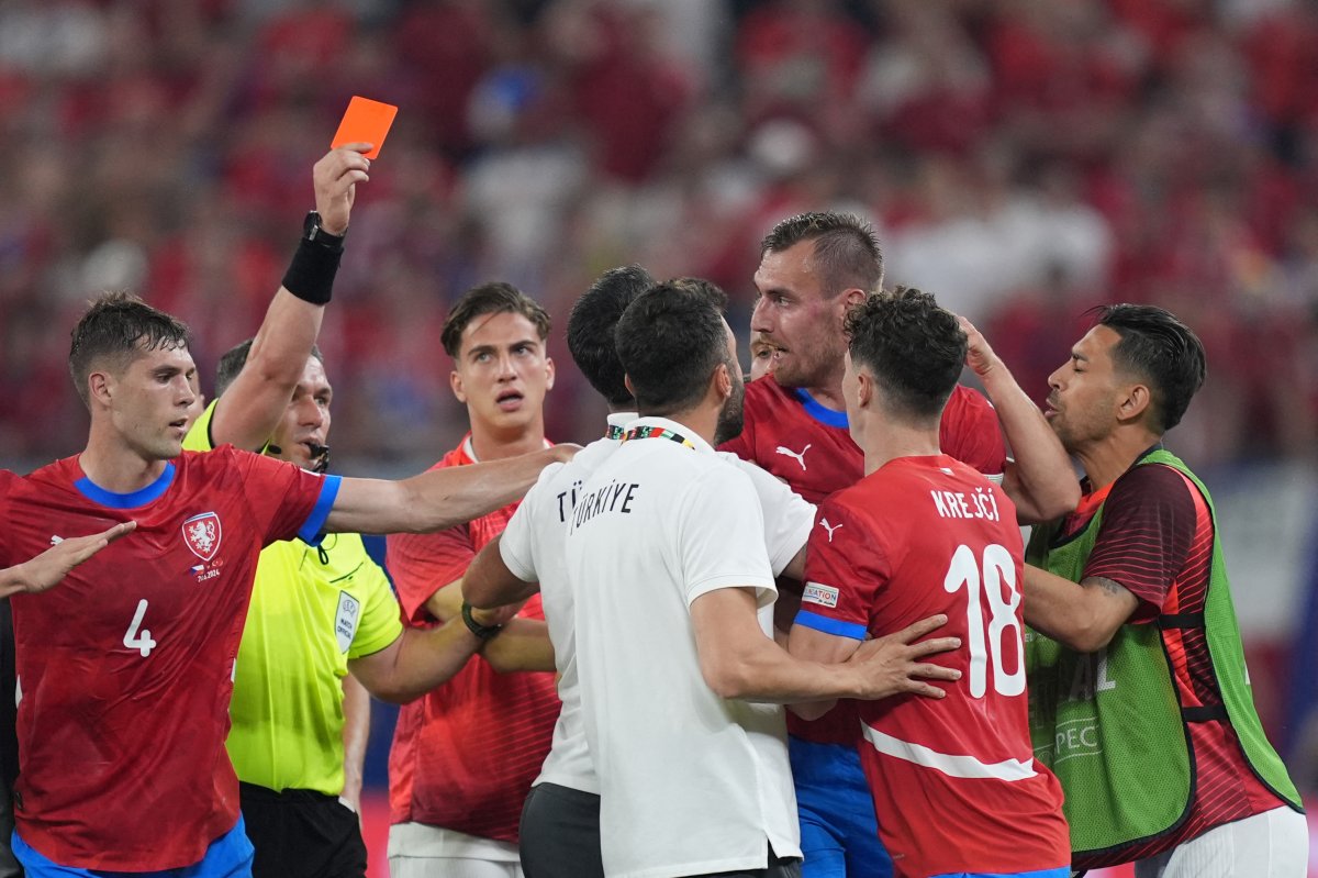 Momentul în care Istvan Kovacs îi arată cartonașul roșu lui Chory după fluierul final